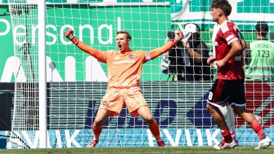 Nürnberg-Torhüter Reichert jubelt nach einem gehaltenen Foulelfmeter. (Foto: Daniel Löb/dpa)