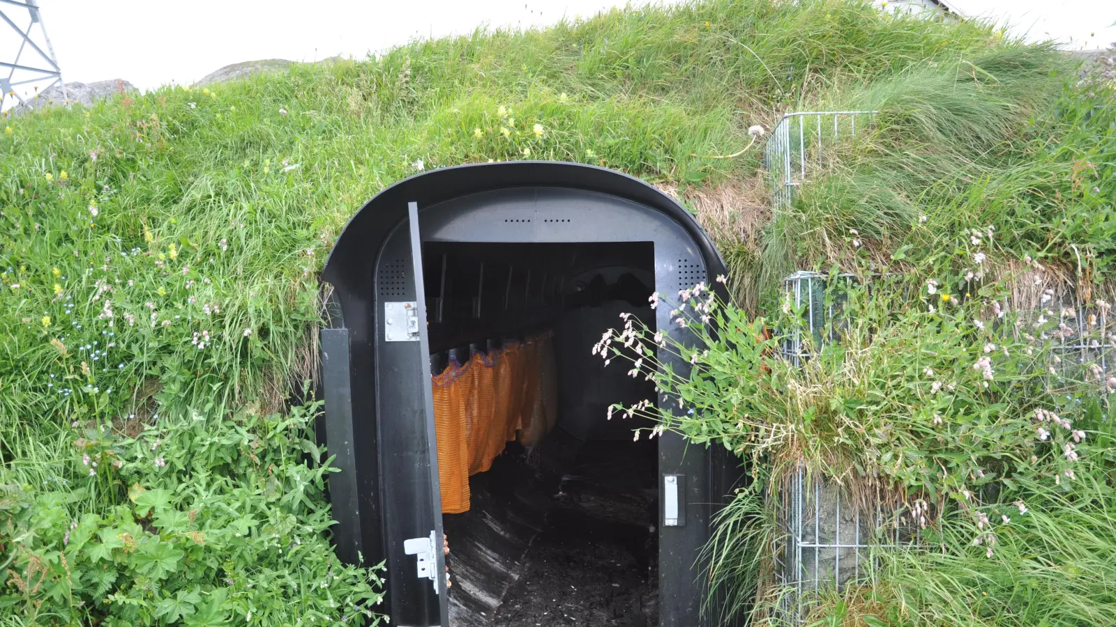 Hier verbirgt sich die Filtersackanlage für das Abwasser aus der Hütte. Geklärt wird auf dem Berg nämlich selbst. Auch der Strom wird selbst produziert.  (Foto: Jonas Volland)