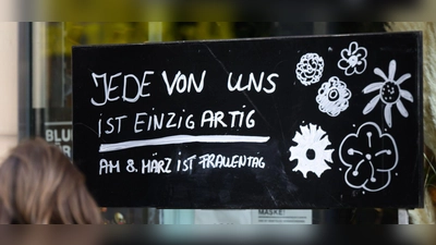 „Jede von ist einzigartig - Am 8. März ist Frauentag“: Ein Schild vor einem Blumenladen in Hannover. (Foto: Julian Stratenschulte/dpa)