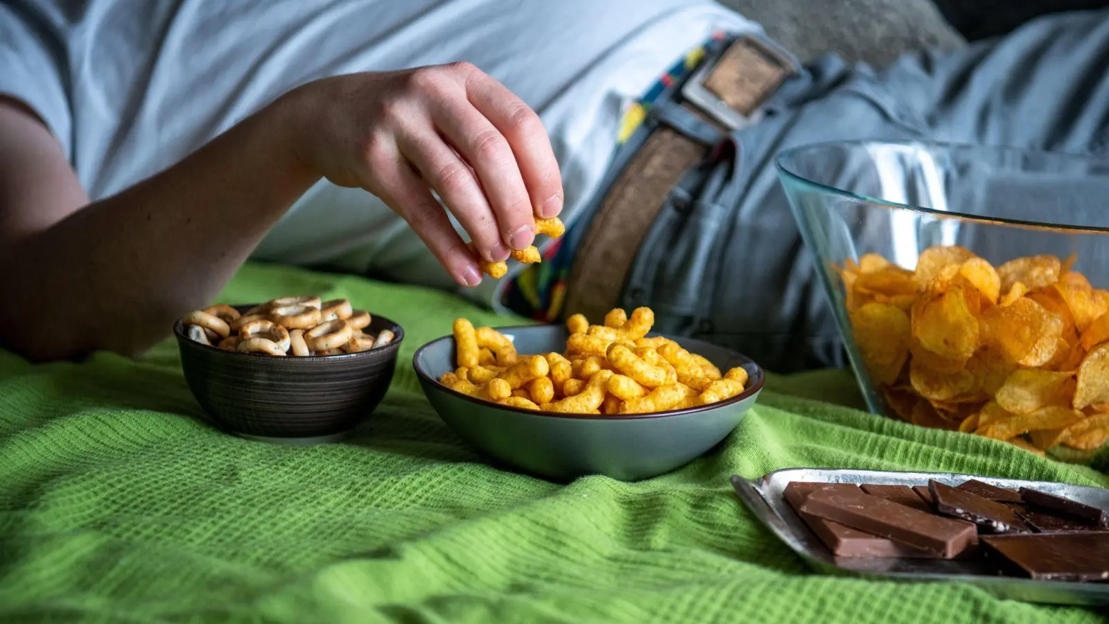 Sie liegen abends im Bett und können nicht einschlafen? Das kann an Ihrem Abendessen liegen. (Foto: Laura Ludwig/dpa-tmn)