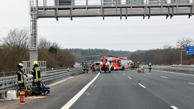 Bei einem Unfall auf der A3 wird ein Motorradfahrer lebensgefährlich verletzt.  Wenig später stirbt der 20-Jährige. (Foto: Ralf Hettler/dpa)