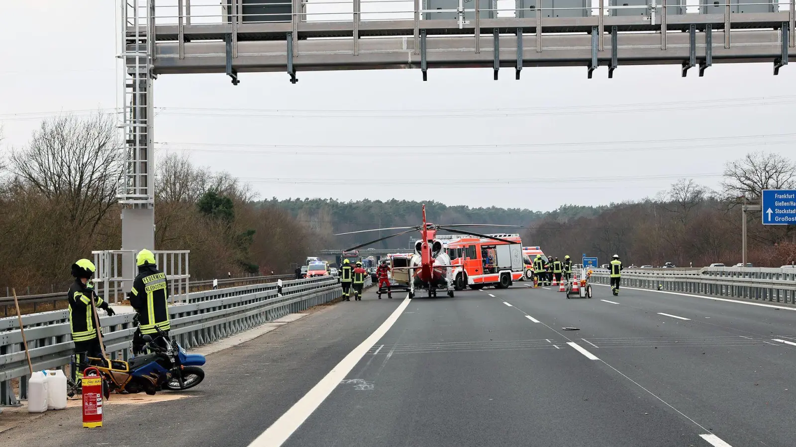 Bei einem Unfall auf der A3 wird ein Motorradfahrer lebensgefährlich verletzt.  Wenig später stirbt der 20-Jährige. (Foto: Ralf Hettler/dpa)