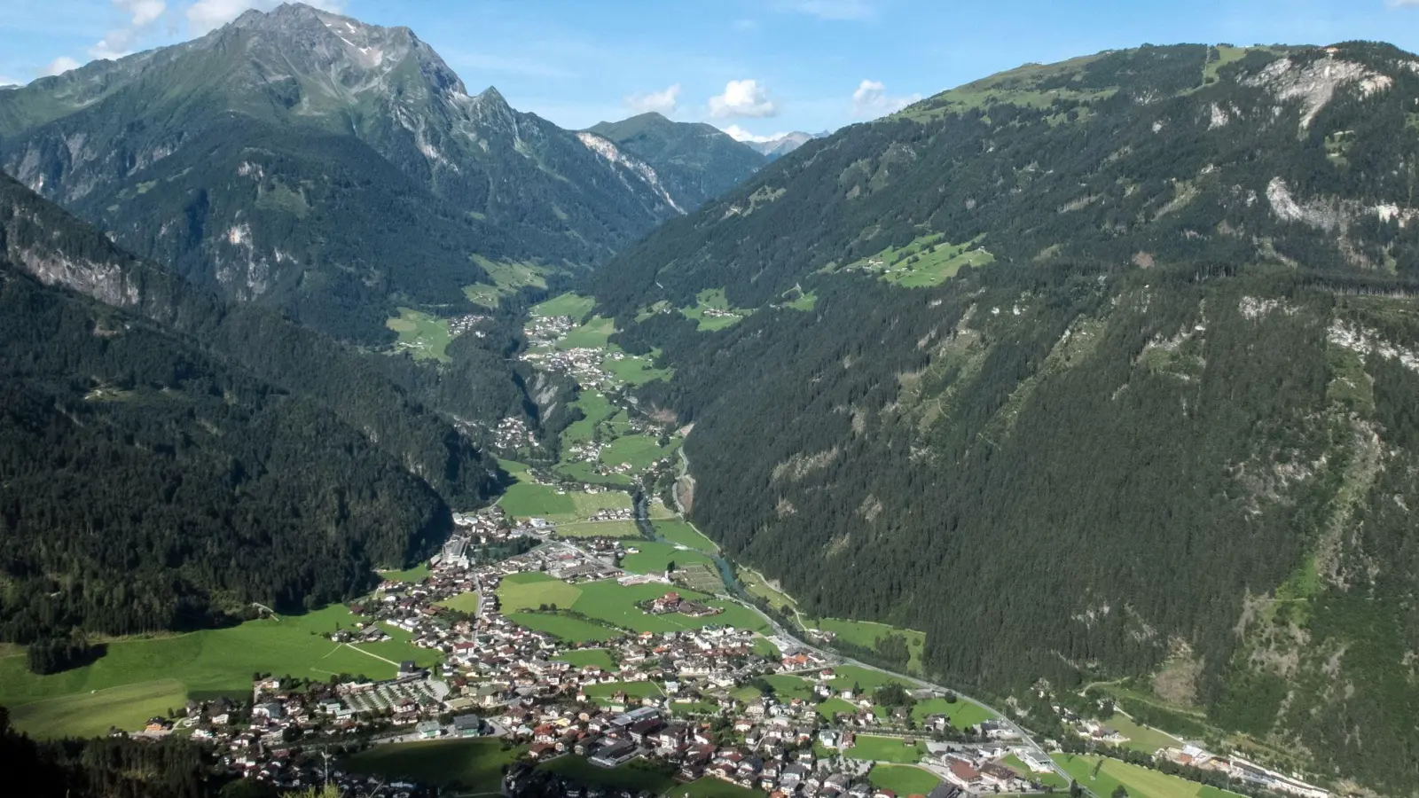 Einsatz im Zillertal: Mitten in der Nacht ist ein Camper bei einem Sturz in die Tiefe schwer verletzt worden. (Symbolbild) (Foto: Frank Kleefeldt/dpa)