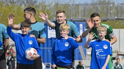 Hallo liebes Publikum, wir sind bereit für ein gutes Fußballspiel. Unter anderem Einlaufkinder grüßen beim Regionalligaspiel der SpVgg Ansbach gegen die SpVgg Hankofen-Hailing. So toll wurde das Erlebnis dann aber nicht. Ansbach feierte gegen den Tabellenletzten einen mühevollen 1:0-Erfolg. (Foto: Martin Rügner)