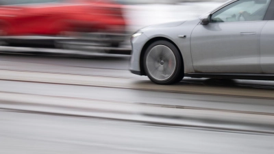 Der junge Fahrer war fast 100 Kilometer pro Stunde zu schnell unterwegs. (Foto - Illustration) (Foto: Robert Michael/dpa)