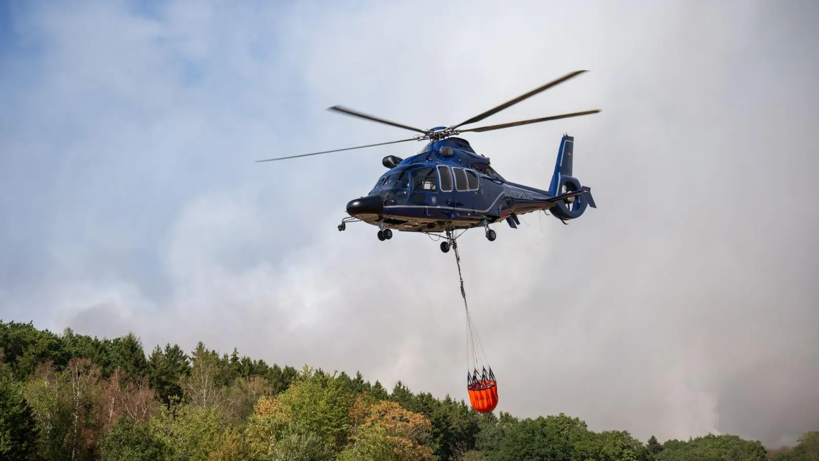 Etwa zehn Löschhubschrauber kommen bei der Brandbekämpfung im Hürtgenwald zum Einsatz. (Foto: Harald Tittel/dpa)
