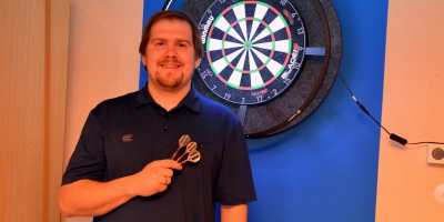 Lukas Dreßlein ist der Mann der Darts: Als einer von rund 20 Menschen in Deutschland besitzt der Uffenheimer den B-Trainerschein für den Sport der Pfeile. (Foto: Johannes Zimmermann)