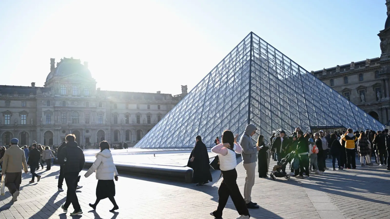 Mit den Mehreinnahmen sollen dringend benötigte Modernisierungen und Sicherheitsmaßnahmen finanziert werden. (Archivbild) (Foto: Emma Da Silva/AP/dpa)