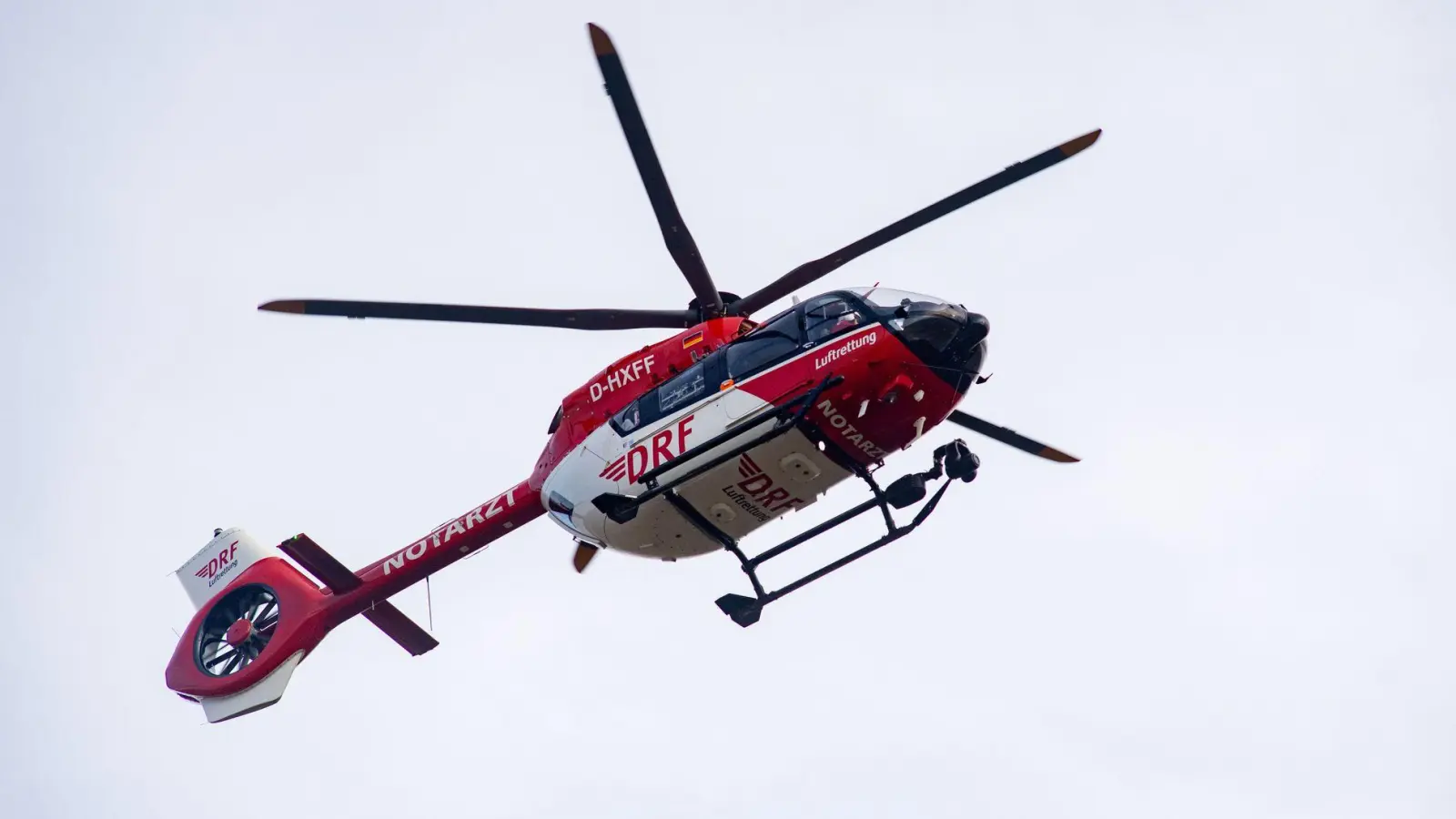 Ein Rettungshubschrauber fliegt den Schwerverletzte zur Behandlung in ein Krankenhaus. (Symbolbild) (Foto: Stefan Sauer/dpa)