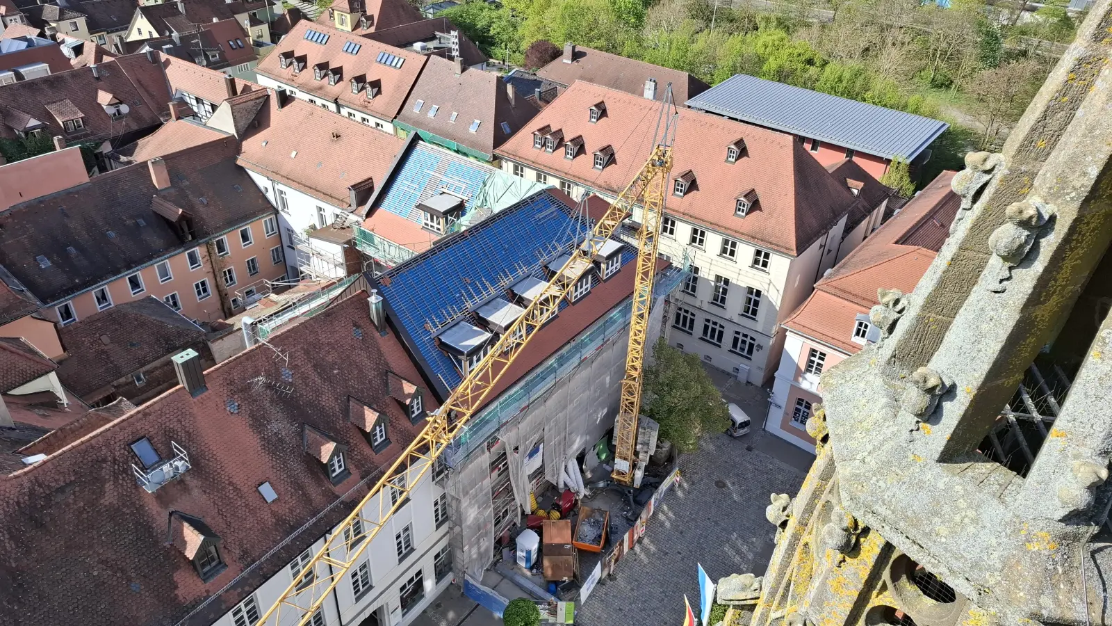 Ein Blick aus der Vogelperspektive: Vom Turm von St. Gumbertus aus ist gut zu erkennen, dass selbst das Dach des geplanten Inklusionshotels noch nicht komplett gedeckt ist. (Foto: Alexander Biernoth)