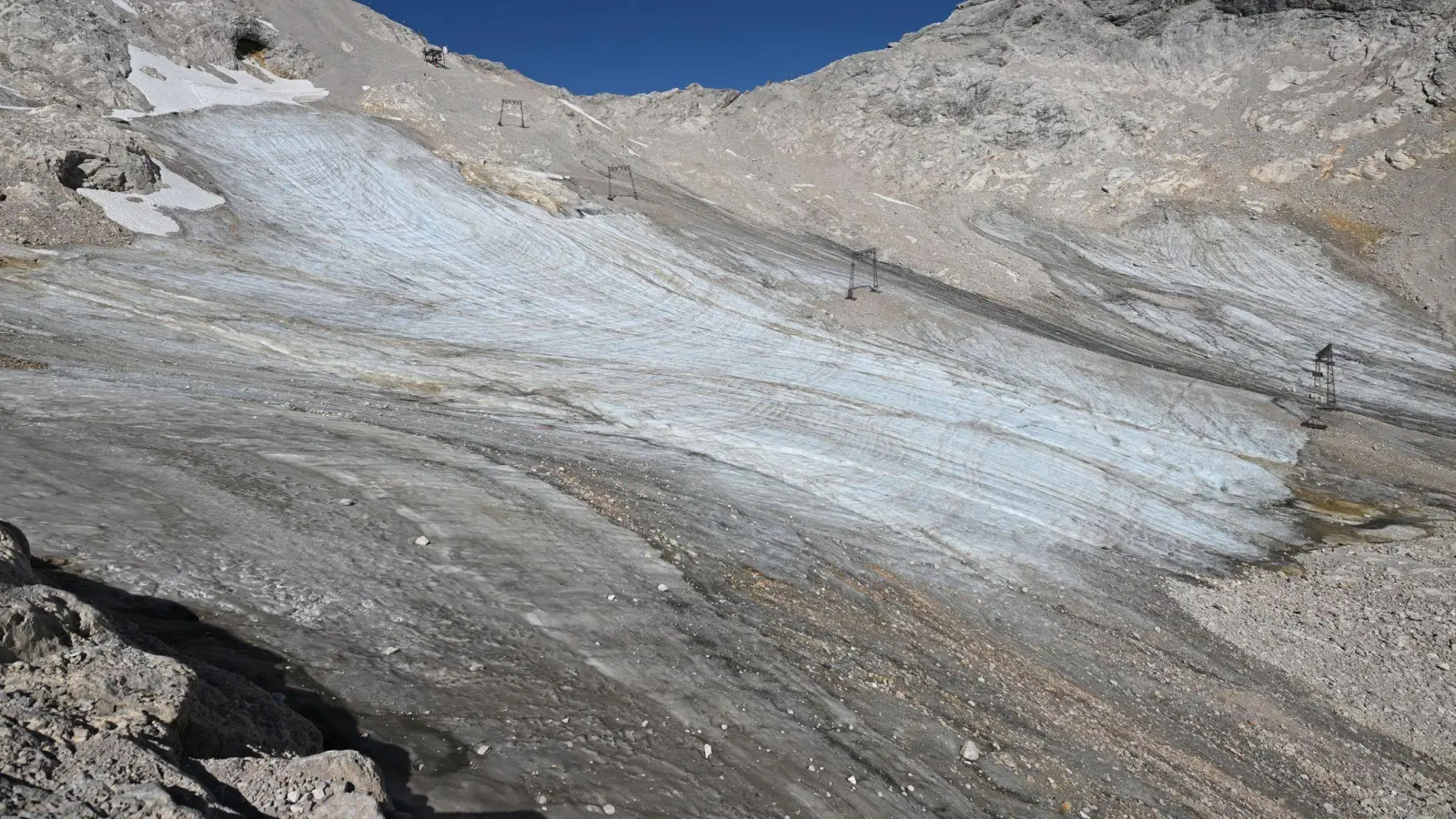 Im Sommer zeigt sich: Vom Nördlichen Schneeferner ist nur ein karger Rest übrig. (Archivbild) (Foto: Angelika Warmuth/dpa)