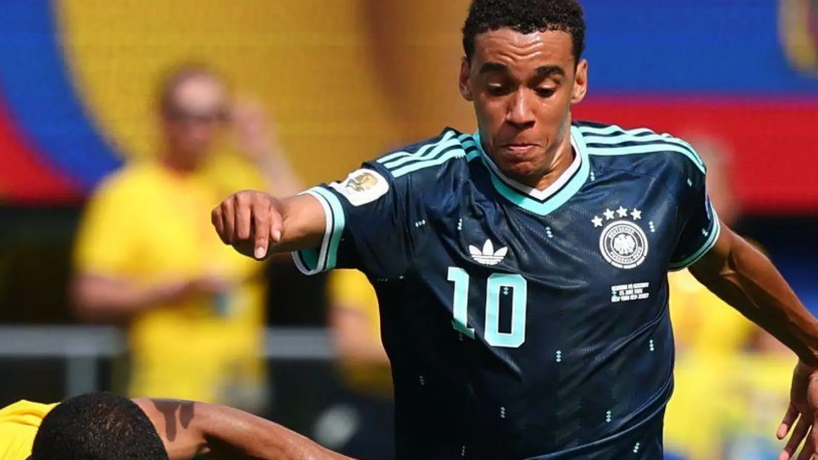 Jamal Musiala (r) versucht viel, aber er kann die Gegenspieler nicht abschütteln.  (Foto: Jan Woitas/dpa)