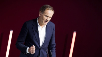Der Vorstandsvorsitzende der Volkswagen AG und Porsche AG, Oliver Blume, sprach zur Belegschaft in Wolfsburg. (Archivbild)  (Foto: Moritz Frankenberg/dpa)