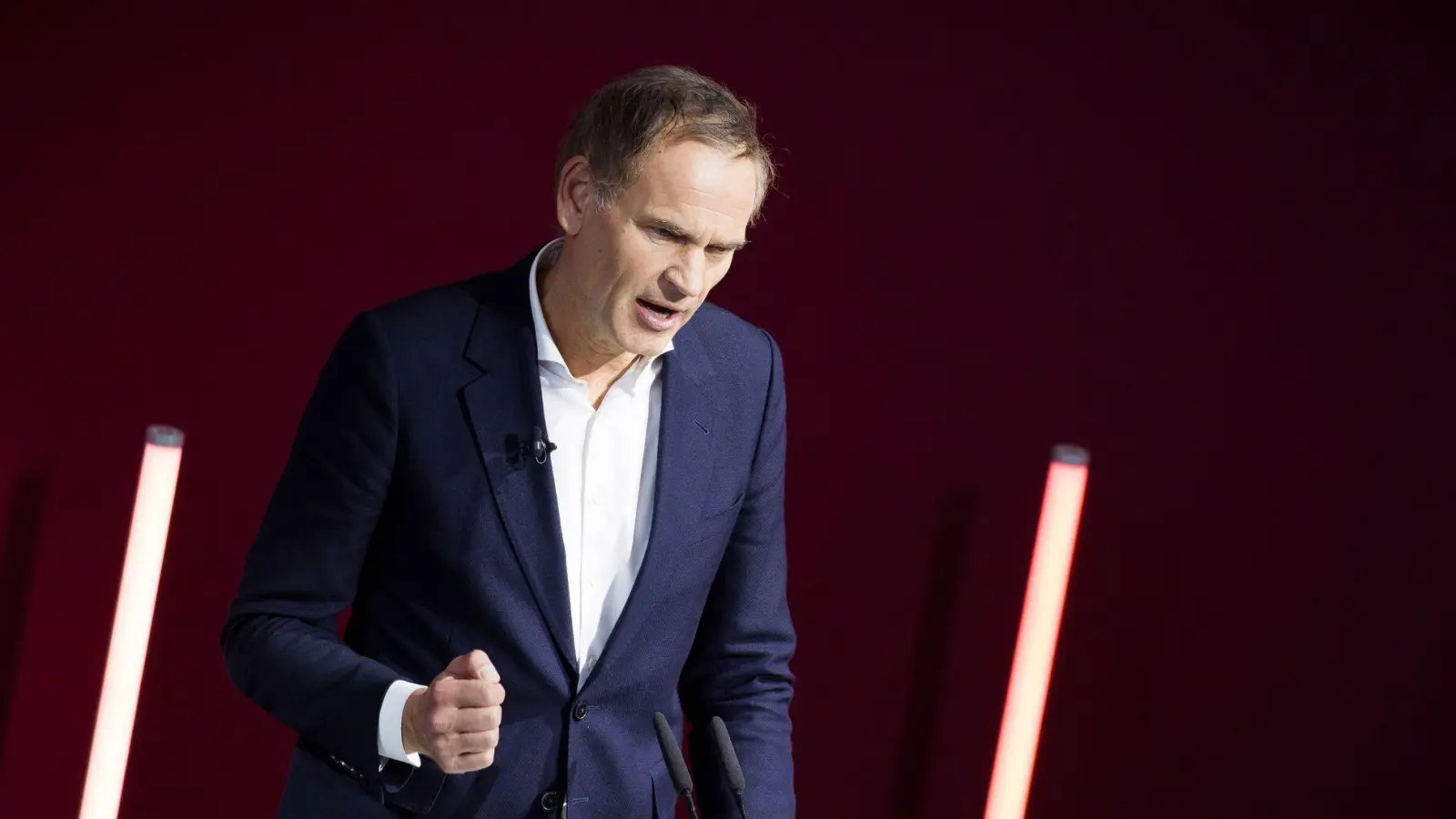 Der Vorstandsvorsitzende der Volkswagen AG und Porsche AG, Oliver Blume, sprach zur Belegschaft in Wolfsburg. (Archivbild)  (Foto: Moritz Frankenberg/dpa)