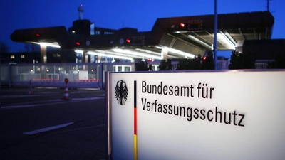 Mehr Details zu christlichen Influencern, bei denen der Verfassungsschutz  Handlungen gegen die freiheitliche demokratische Grundordnung, erkennt, gibt die Bundesregierung nicht preis. Sie begründet dies unter anderem damit, dass dies zu „Abwehrstrategien“ führen und dadurch die Erkenntnisgewinnung erschweren könnte. (Symbolbild) (Foto: Oliver Berg/dpa)