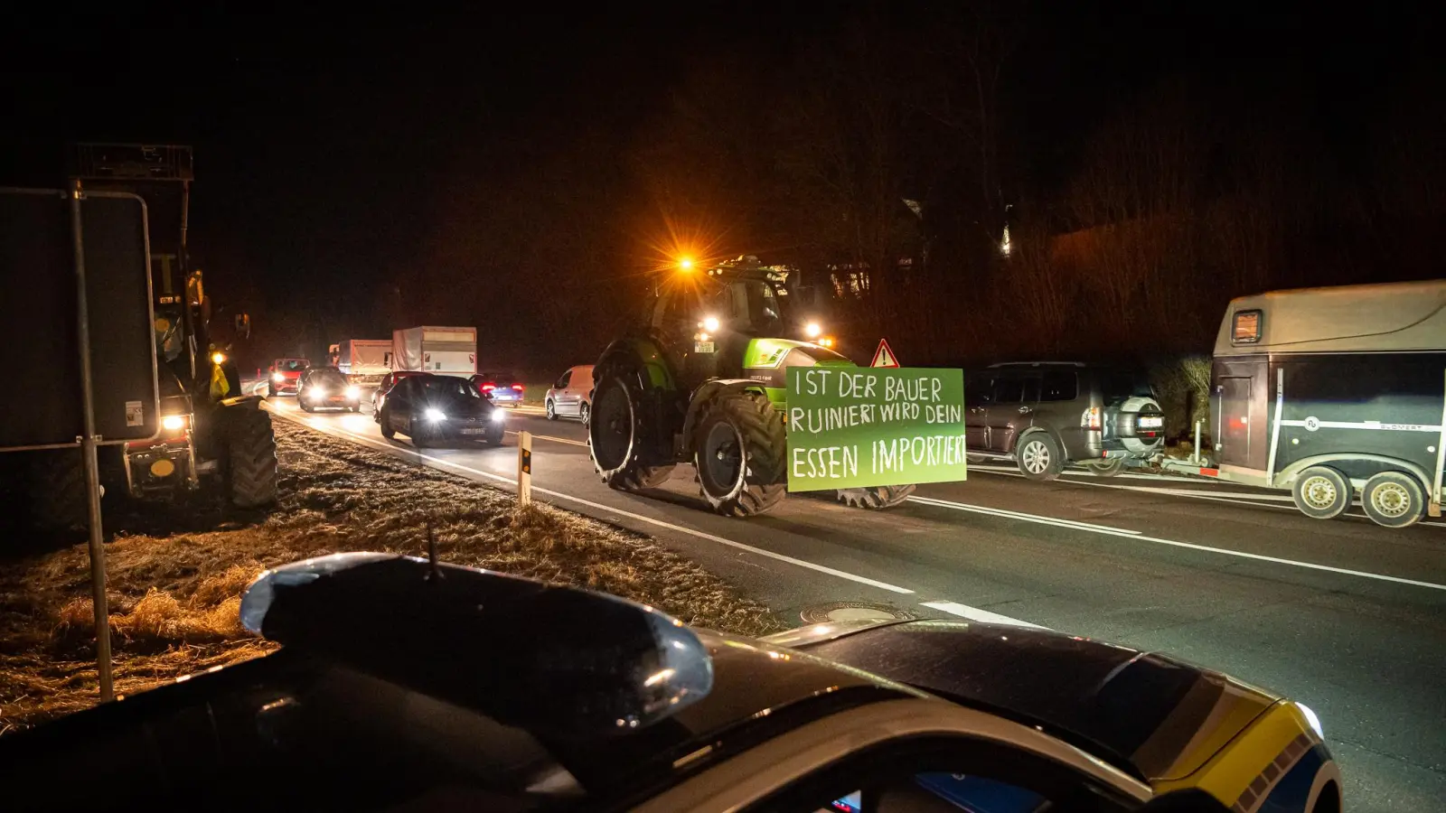 Auch auf der Bundesstraße B8 fanden sich bereits am frühen Morgen rund 100 Traktoren ein.  (Foto: Mirko Fryska)