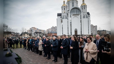 Positive Neuigkeiten zu dem von Ungarn blockierten Unterstützungsdarlehen konnten Kallas &amp; Co zum Jahrestag nicht mitbringen.  (Foto: Eduard Khryzhanivsky/Ukrainian Foreign Ministry Press Office/AP/dpa)
