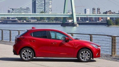 Schön gestaltet? Das ist wie immer Geschmackssache, wie der kleine gebrauchte Mazda2 bei der HU abschneidet, lässt sich eindeutiger festlegen. (Foto: Christoph Boerries/Mazda/dpa-tmn)
