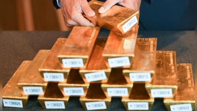 Mehr als ein Drittel der deutschen Goldreserven lagert in den USA. Die Bundesbank verweist darauf, dass sie die Bestände regelmäßig prüft. Hunderte Barren holte sie in den Jahren 2013 bis 2017 nach Deutschland. (Archivbild) (Foto: Arne Dedert/dpa)