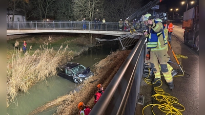 Glück im Unglück für den Fahrer des Autos.  (Foto: Goppelt/vifogra/dpa)