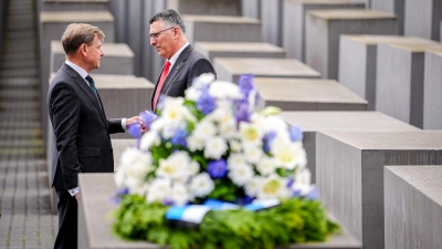Außenminister Johann Wadephul legt am Holocaust-Mahnmal in Berlin gemeinsam mit seinem israelischen Amtskollegen Gideon Saar einen Kranz nieder. (Foto: Kay Nietfeld/dpa)