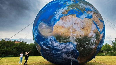 Veränderungen an der Erdoberfläche und in der Atmosphäre beeinflussen die Erdrotation. (Archivbild) (Foto: Uhlíø Patrik/CTK/dpa)