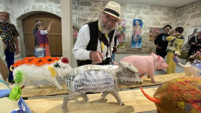 Der Erlanger Druckkünstler Bernhard Michali mit seinem Presseschwein. Es ist ein Plädoyer für Pressefreiheit. „Jede Sauerei muss vollständig aufgedeckt werden”, sagt Michali. (Foto: Nicole Gunkel)