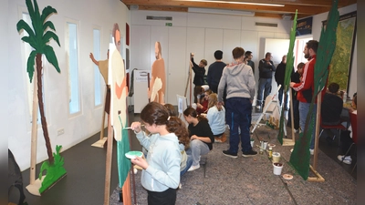 Konzentriert und akribisch wurden die Vorlagen der Krippenlandschaft im Mehrzweckraum des Limeseums von den Präparanden der angrenzenden Kirchengemeinden ausgemalt. (Foto: Peter Tippl)