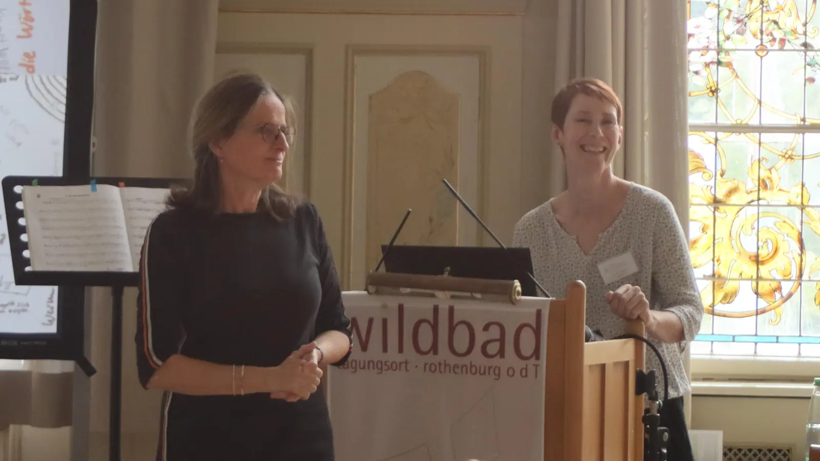 Die beiden Projektverantwortlichen bei der offiziellen Übergabe: Kunsthistorikerin Gesine Kleinwächter (links) und Kunstlehrerin Claudia Hädicke. (Foto: Pauline Held)