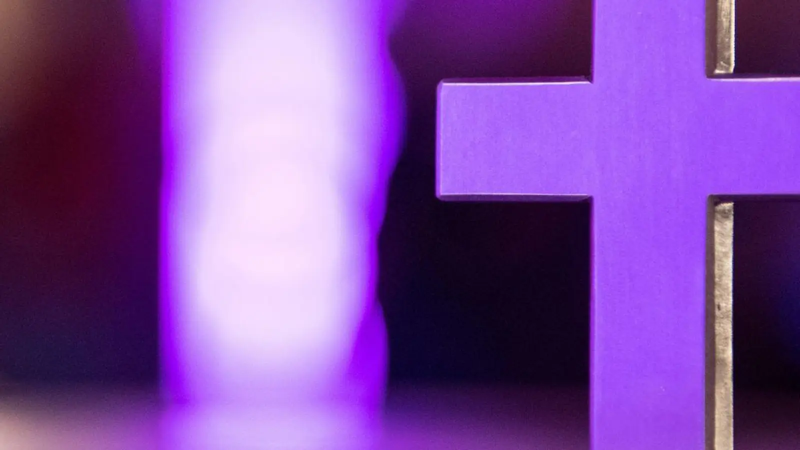 Ein Kreuz steht in einer evangelischen Kirche. (Foto: Sebastian Gollnow/dpa/Archivbild)