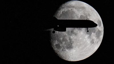 Ein paar Stunden im Flieger - und plötzlich ist wieder 2025: Auf einigen Linienflügen erlebt man genau das. (Foto: Boris Roessler/dpa)