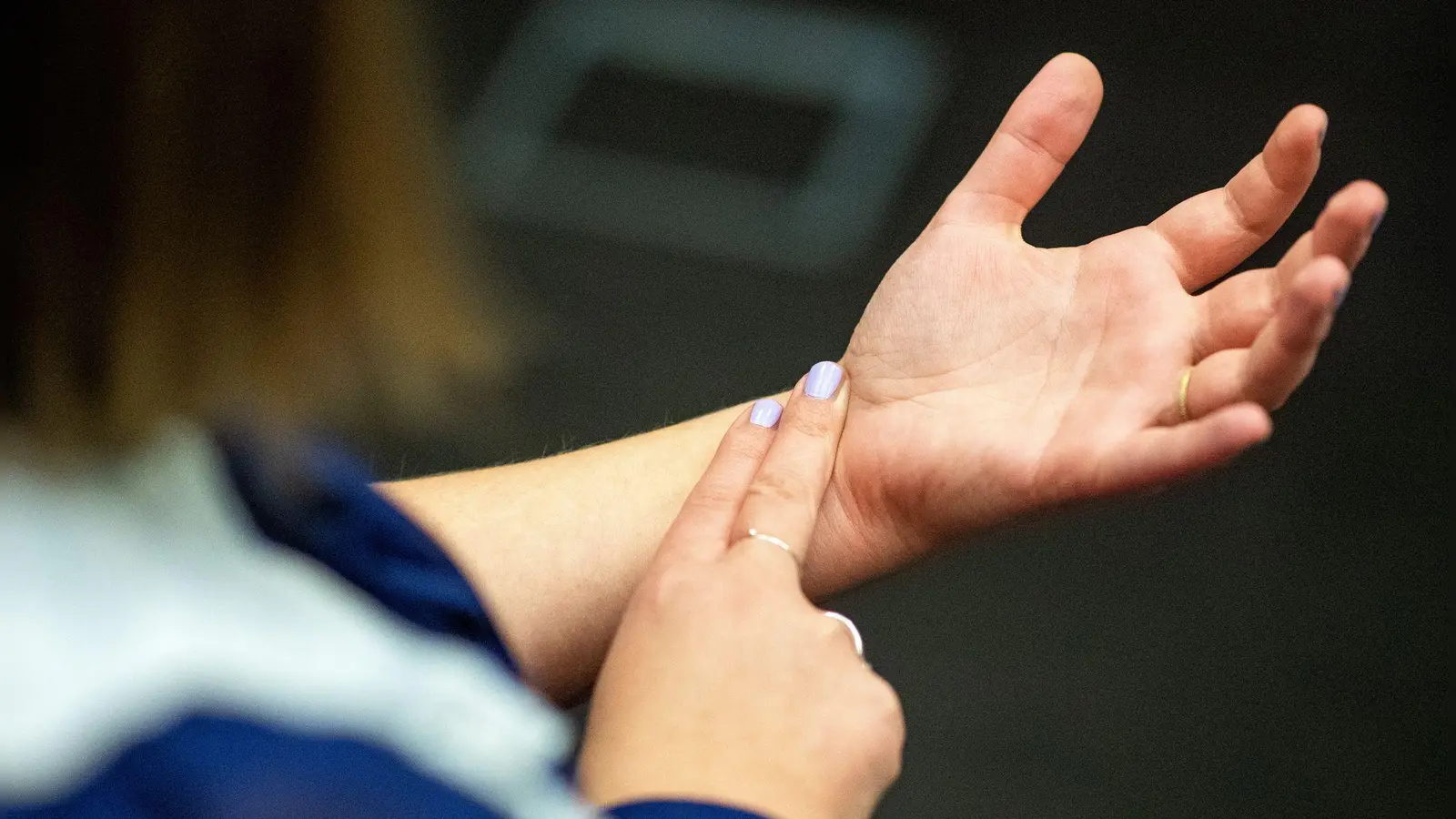 Zwei Finger, 30 Sekunden zählen, mal zwei nehmen – fertig ist der Minutenpuls. Wichtig: Nicht mit dem Daumen messen, der hat seinen eigenen Takt. (Foto: Bernd Diekjobst/dpa-tmn)