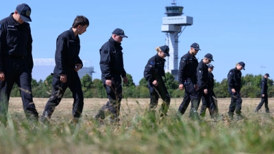 Einsatzkräfte durchkämmten nach der Entdeckung der Drohne die Umgebung des Flughafens. (Archivbild) (Foto: Hendrik Schmidt/dpa)