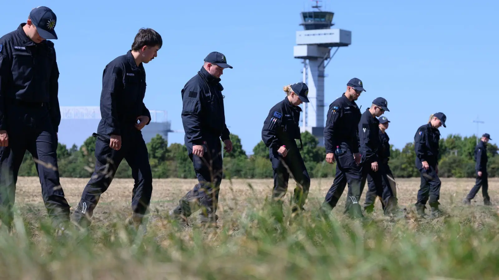 Einsatzkräfte durchkämmten nach der Entdeckung der Drohne die Umgebung des Flughafens. (Archivbild) (Foto: Hendrik Schmidt/dpa)