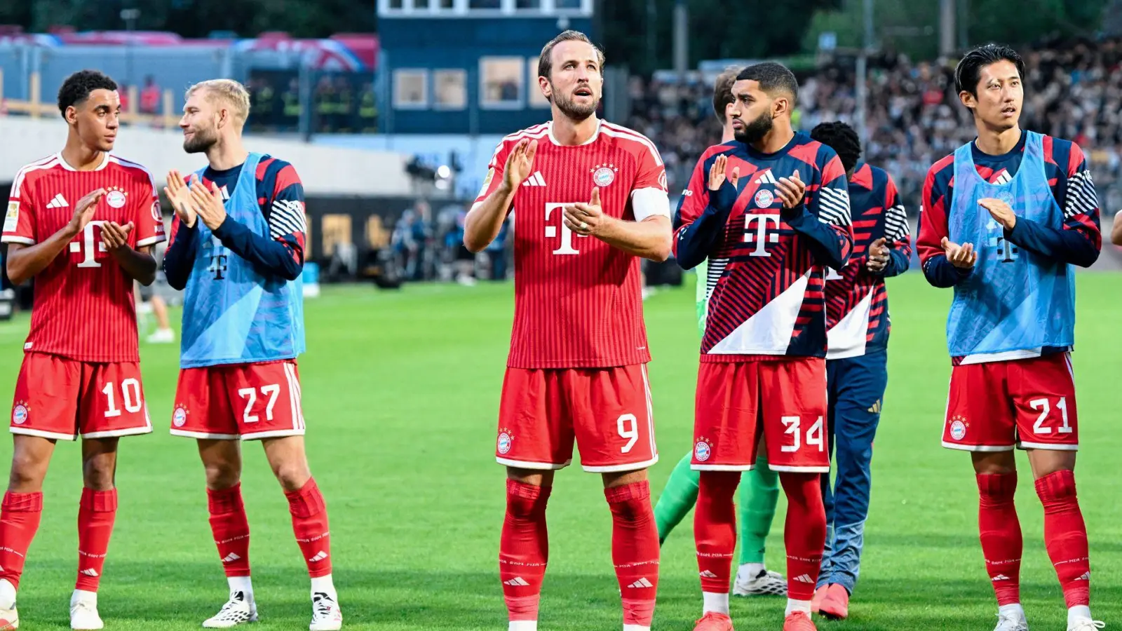 Der FC Bayern bejubelte in Elversberg einen mühevollen Arbeitssieg. (Foto: Uwe Anspach/dpa)