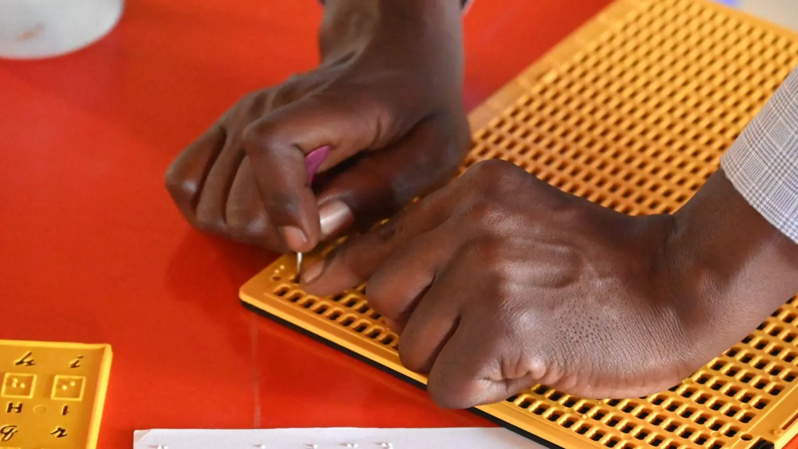 Lesen und schreiben mit Fingerspitzengefühl: Mit solchen Schablonen werden Texte in Braille-Schrift verfasst. (Foto: Wolfgang Grebenhof)