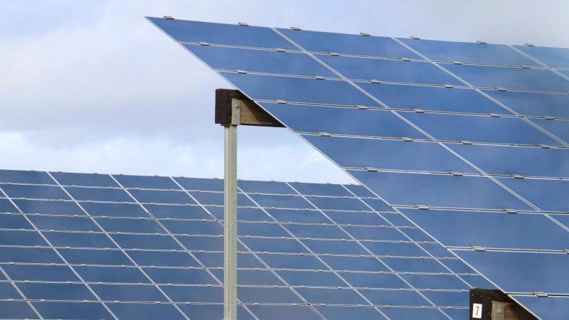 Eine neue Freiflächen-Photovoltaikanlage möchte ein Unternehmen in Mitteleschenbach errichten. Seit einigen Jahren war von dem Projekt nichts mehr zu hören. Nun geht es weiter. (Symbolbild: Antonia Müller)