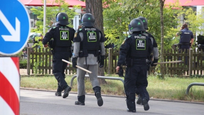 Zahlreiche Polizisten sind in Regensburg im Einsatz.  (Foto: Moller-Schuh/Vifogra MEDIA/dpa)