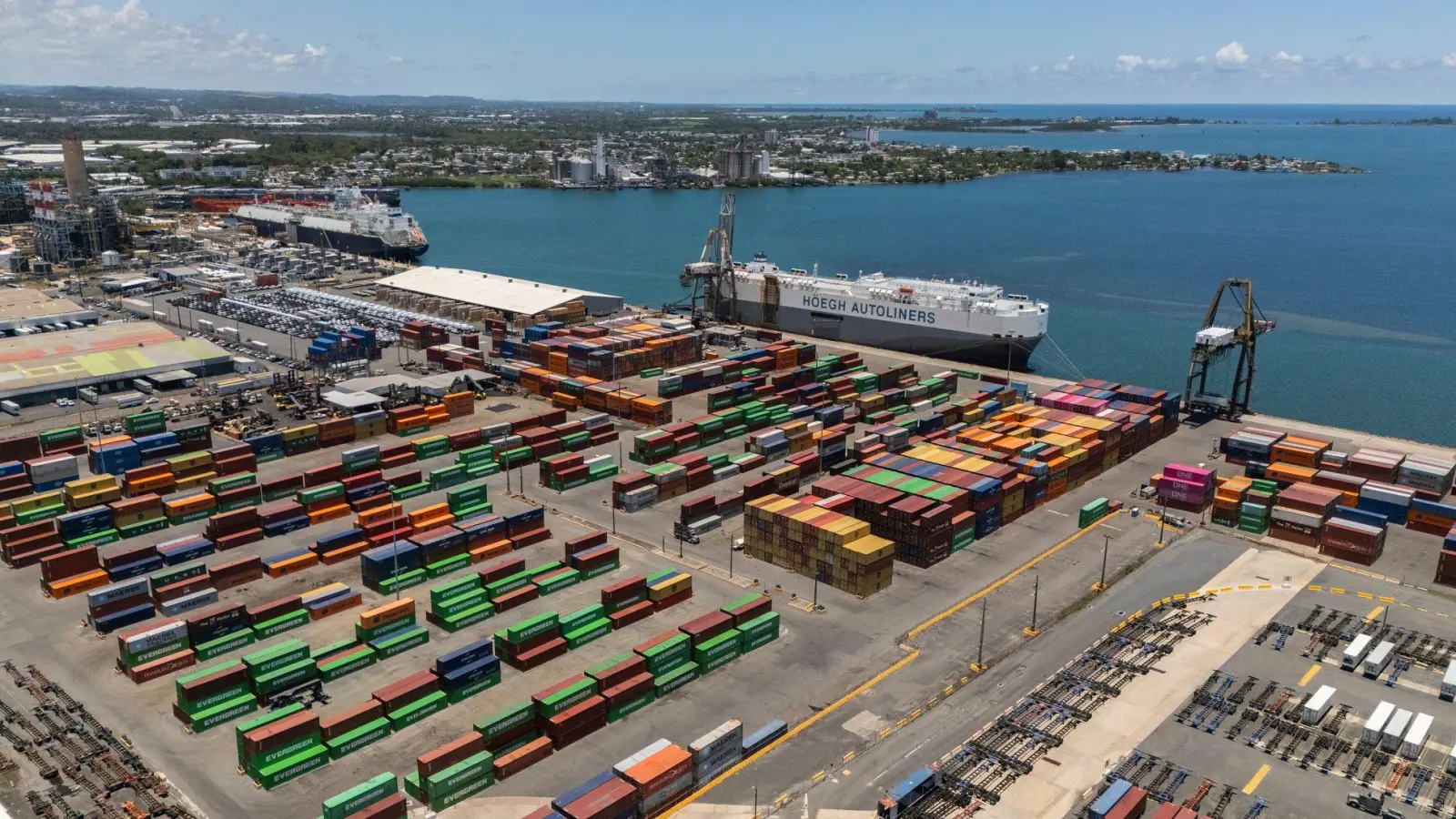 Auf Puerto Rico (USA) sind Container im Hafen von San Juan gestapelt.  (Foto: Alejandro Granadillo/AP/dpa)