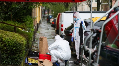 Ermittler sammeln Spuren am Tatort in Witten. (Foto: Christoph Reichwein/dpa)