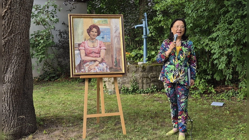 Hai Yan Waldmann-Wang und das Porträt, das Ludwig Doerflers Nichte Doris Boegner zeigt: Das Gemälde ist eines der sechs Werke aus Familienbesitz, die dem Museum geschenkt wurden. (Foto: Margit Schwandt)