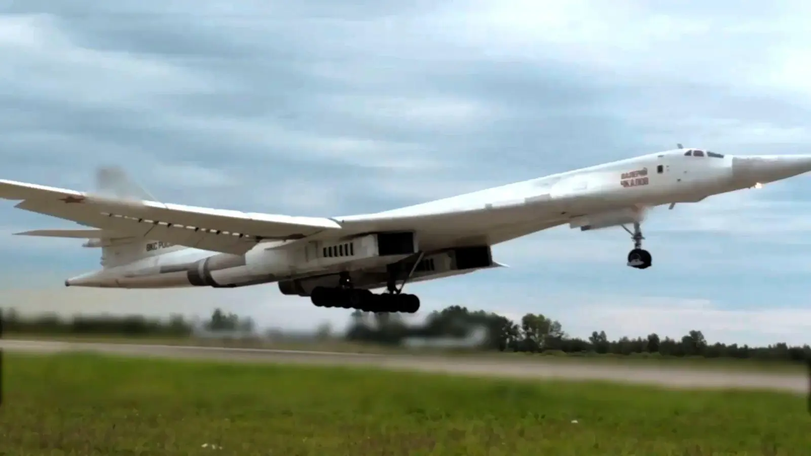 Russische Langstreckenbomber fliegen nach ukrainischen Angaben zu ihren Einsatzgebieten. (Archivbild) (Foto: Russisches Verteidigungsministerium/AP/dpa)