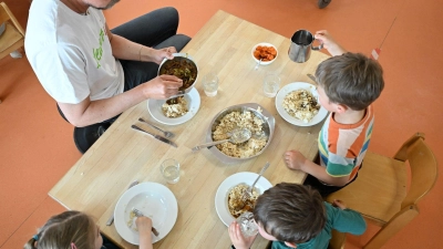 Auch für gemeinsames Mittagessen in Kita oder Schulen stellt das Bildungs- und Teilhabepakets Gelder zur Verfügung. Laut einer Analyse aber werden sie zu wenig abgerufen. (Archivbild) (Foto: Bernd Weißbrod/dpa)
