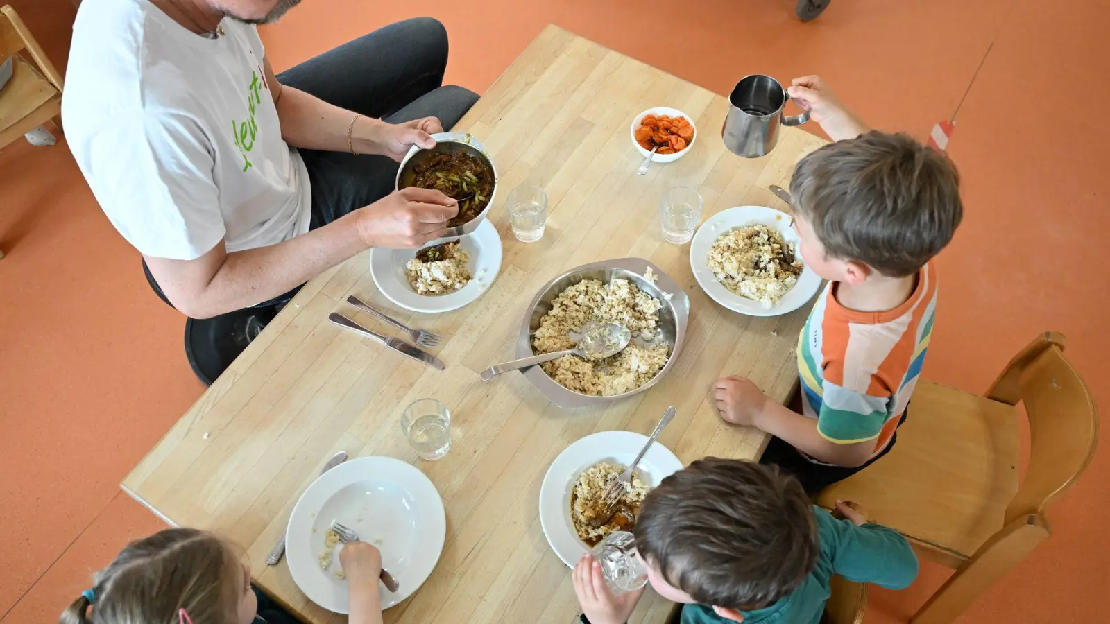 Auch für gemeinsames Mittagessen in Kita oder Schulen stellt das Bildungs- und Teilhabepakets Gelder zur Verfügung. Laut einer Analyse aber werden sie zu wenig abgerufen. (Archivbild) (Foto: Bernd Weißbrod/dpa)