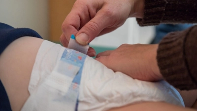 Frische Windel fürs Baby: Durch das tägliche Wickeln fällt auch eine Menge Müll an. (Foto: Christin Klose/dpa-tmn)