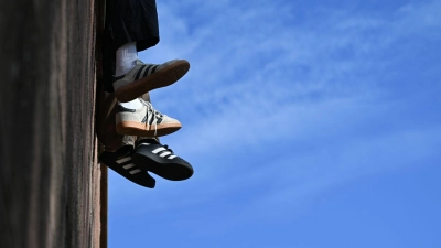 Ein Ende beim Sneaker-Trend ist aus Expertensicht nicht zu erwarten. (Symbolbild) (Foto: Arne Dedert/dpa)