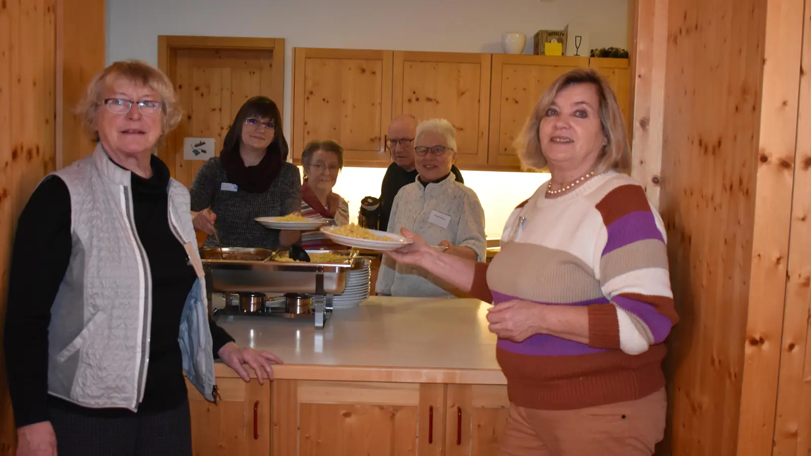 Ehrenamtliche Helferinnen und Helfer bringen sich bei der Aktion „Mit Leib und Seele“ im Rahmen des Wärmewinters im evangelischen Gemeindezentrum tatkräftig ein. Sie sorgen dafür, dass alles klappt. (Foto: Ute Niephaus)