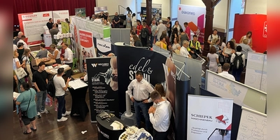 Auf der Jobbörse stellen sich die verschiedensten Unternehmen der Region vor und beantworten Ihnen gerne alle Fragen rund um Ihren neuen Traumjob.  (Foto: Landratsamt Neustadt an der Aisch)