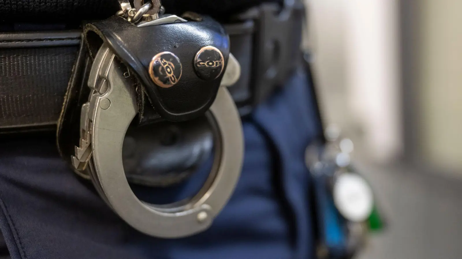 Der Verdächtige soll sein Opfer heimtückisch mit einem Gemüsemesser ermordet haben. (Symbolbild) (Foto: Peter Kneffel/dpa)