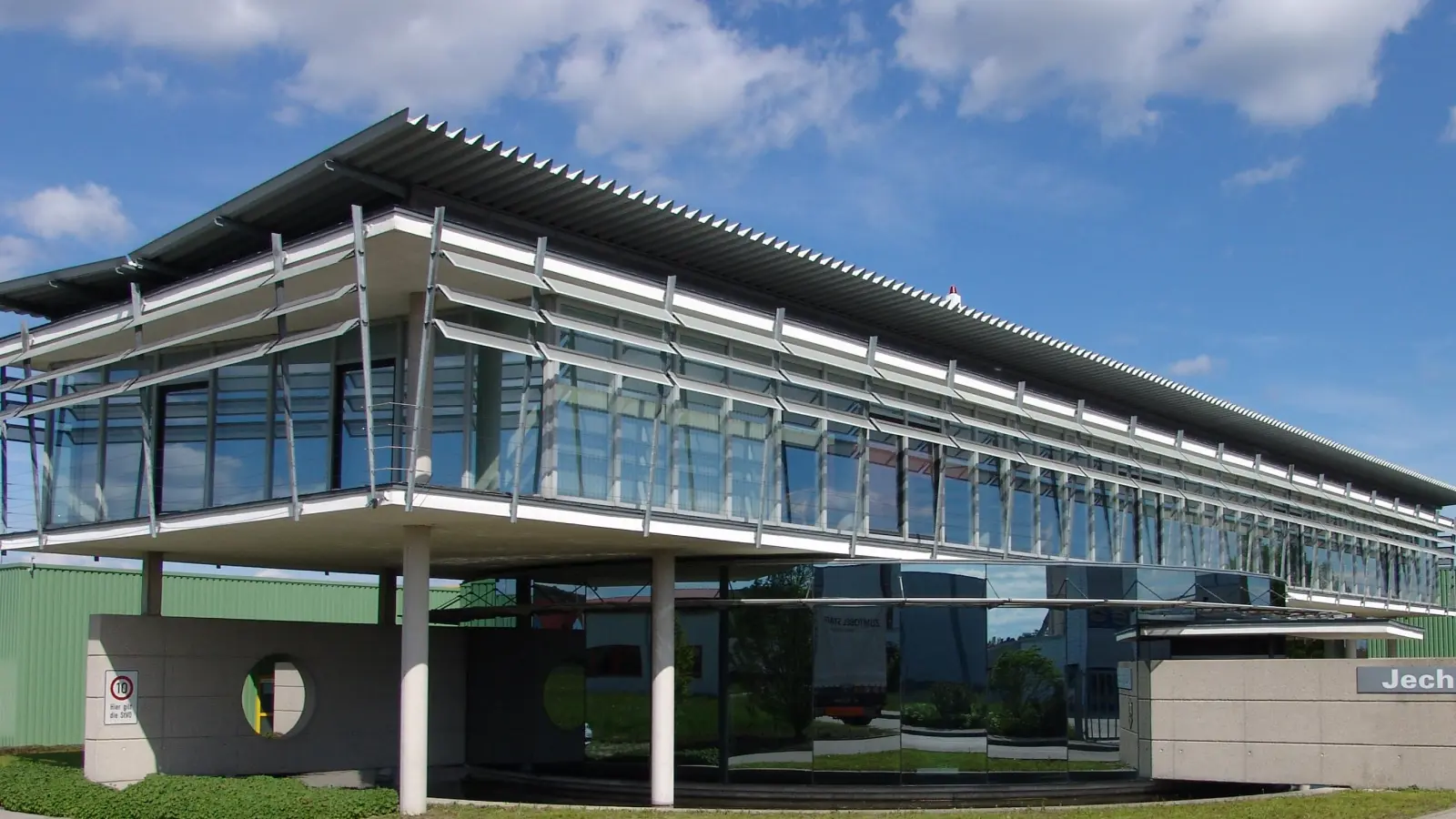 Alles ist vorbereitet für das große Fest: Die Jechnerer GmbH veranstaltet auch in diesem Jahr ihre große Hausmesse am Firmensitz in der Herrieder Industriestraße 10. Mit von der Partie: 23 regionale Unternehmen aus ganz unterschiedlichen Branchen.  (Foto: Jechnerer GmbH)